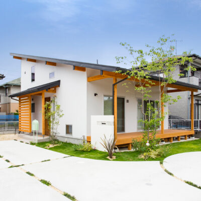 白いガルバリウムの外壁と木の組み合わせがステキな注文住宅LOAFER