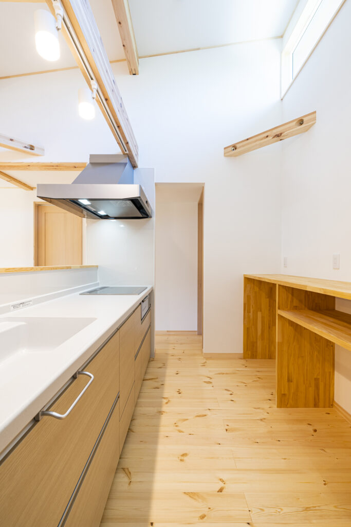 福岡県久留米市・筑後地方・佐賀　BinO KURUME COVACO 平勾配天井が1番高いところにあるキッチンはとても開放的な施工事例画像
